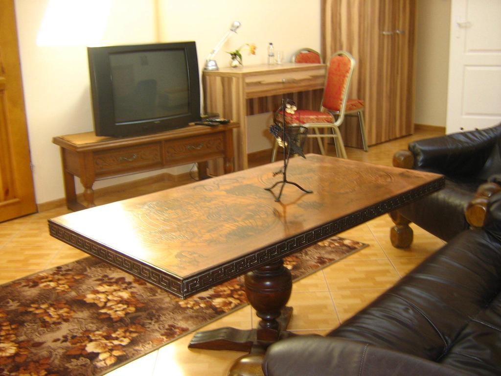Gosciniec Podkowa Apartment Wlodawa Ruang foto