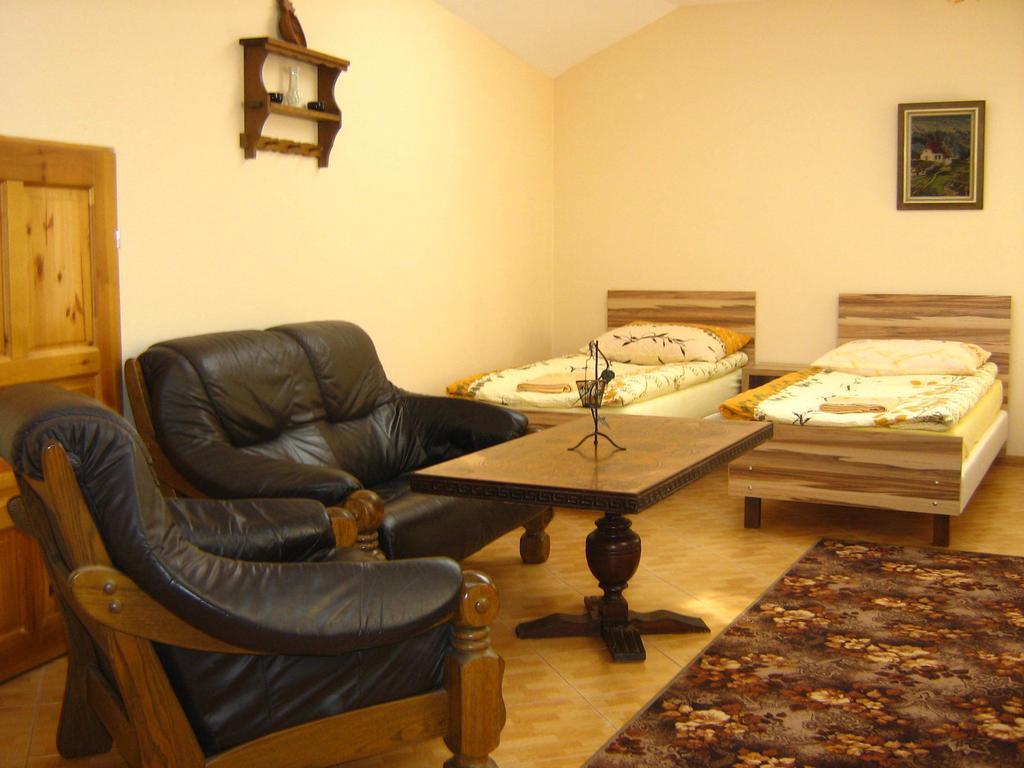Gosciniec Podkowa Apartment Wlodawa Ruang foto