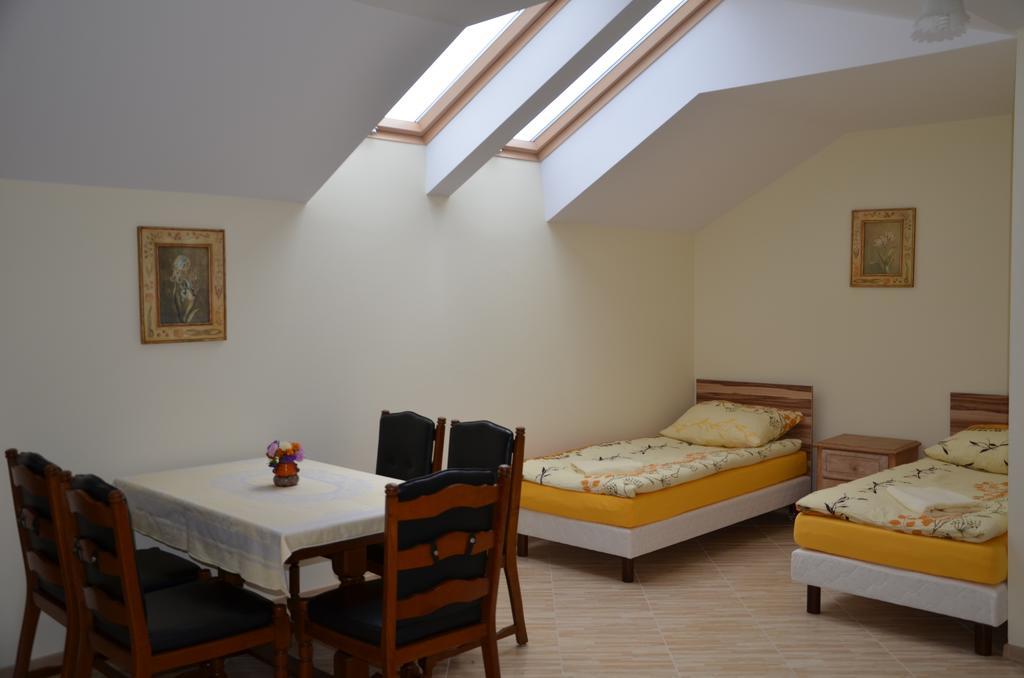 Gosciniec Podkowa Apartment Wlodawa Ruang foto