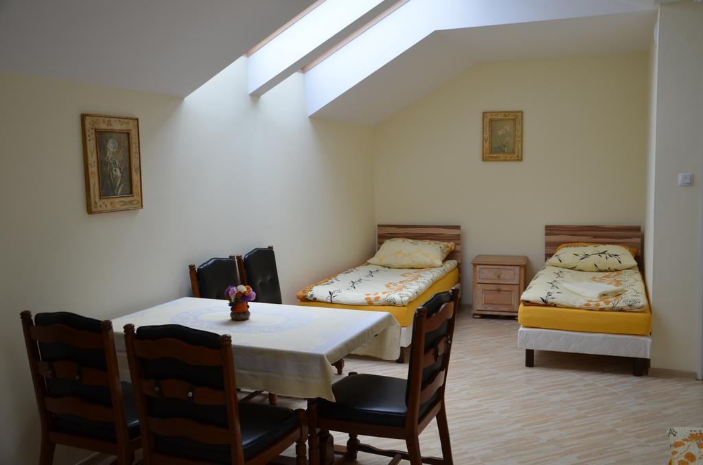 Gosciniec Podkowa Apartment Wlodawa Ruang foto
